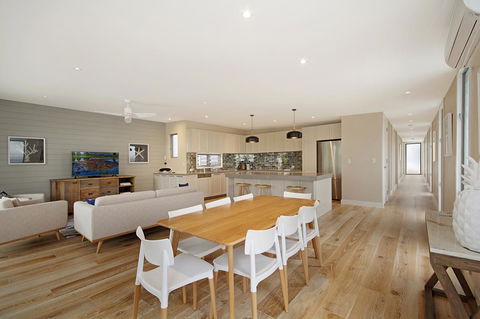 Jacaranda Noosa - Kawana Tourism 17