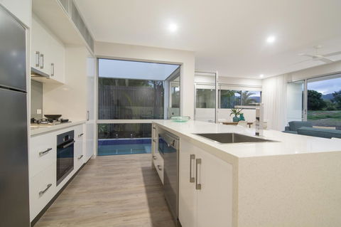 Pool Resort Port Douglas - Kawana Tourism 40