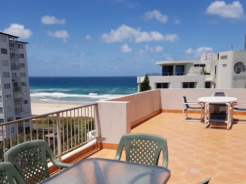 Surfers Chalet - Kawana Tourism 37