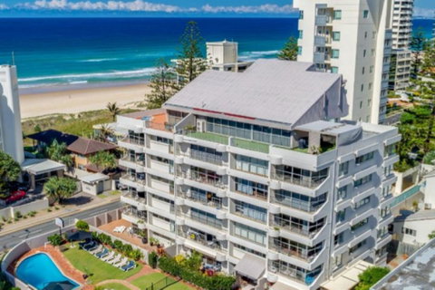 Surfers Chalet - Kawana Tourism 9