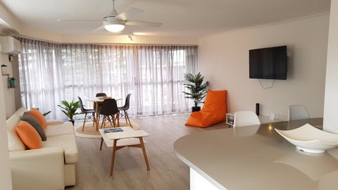 Surfers Chalet - Kawana Tourism 11