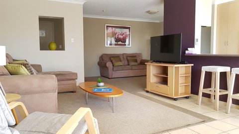 Surfers Chalet - Kawana Tourism 18