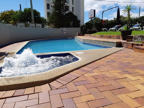 Surfers Chalet - Kawana Tourism 3