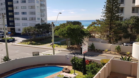 Surfers Chalet - Kawana Tourism 17