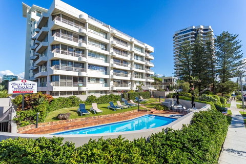 Surfers Chalet - Kawana Tourism 0