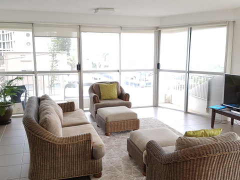 Surfers Chalet - Kawana Tourism 32
