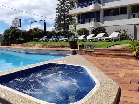 Surfers Chalet - Kawana Tourism 6