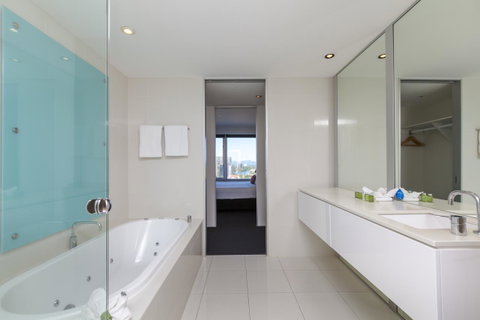 Q1 Resort & Spa - Official - Kawana Tourism 1