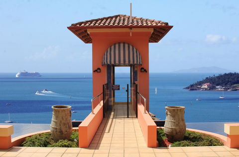 Martinique Whitsunday Resort - Kawana Tourism 1