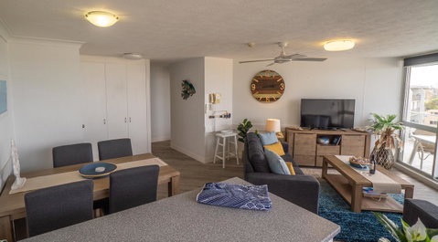 Mandolin Beachfront Resort - Kawana Tourism 15