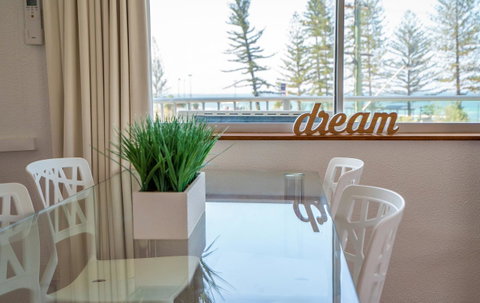 Mandolin Beachfront Resort - Kawana Tourism 19