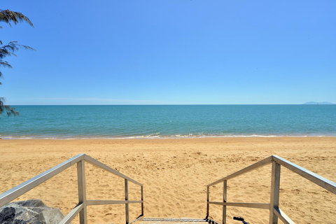 Bellevue At Trinity Beach - Kawana Tourism 10