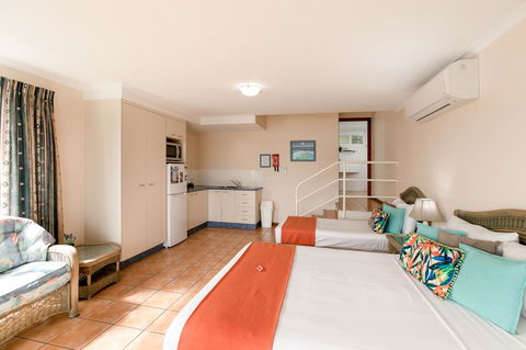Sunlit Waters Studio Apartments - Kawana Tourism 41