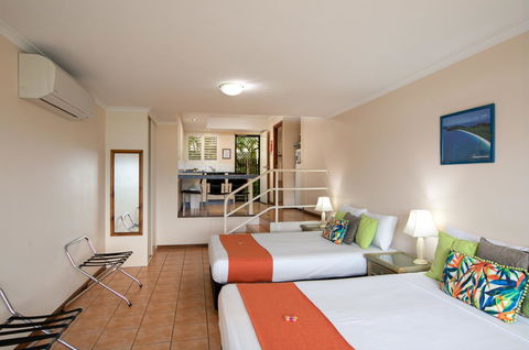 Sunlit Waters Studio Apartments - Kawana Tourism 29