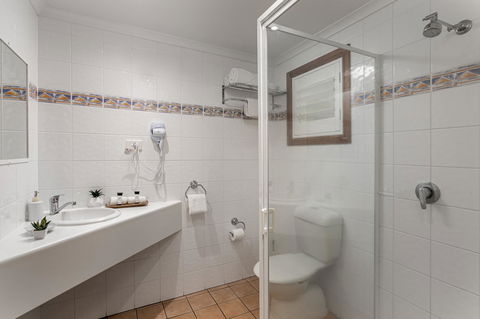 Sunlit Waters Studio Apartments - Kawana Tourism 11
