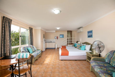 Sunlit Waters Studio Apartments - Kawana Tourism 42