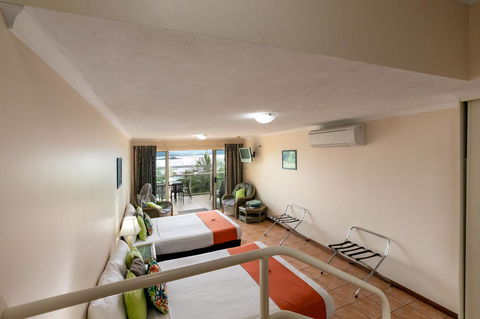 Sunlit Waters Studio Apartments - Kawana Tourism 24