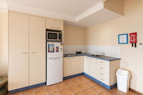 Sunlit Waters Studio Apartments - Kawana Tourism 40