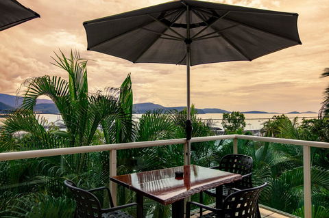 Sunlit Waters Studio Apartments - Kawana Tourism 33