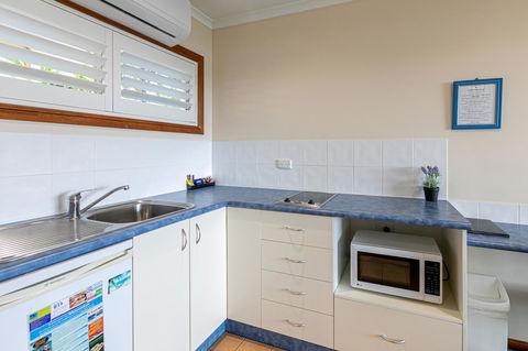 Sunlit Waters Studio Apartments - Kawana Tourism 12
