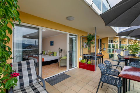 Sunlit Waters Studio Apartments - Kawana Tourism 31