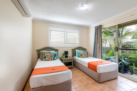 Sunlit Waters Studio Apartments - Kawana Tourism 37