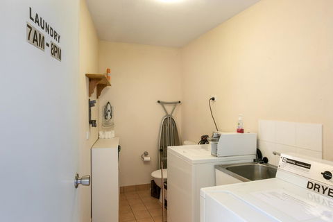 Sunlit Waters Studio Apartments - Kawana Tourism 9