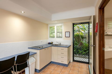 Sunlit Waters Studio Apartments - Kawana Tourism 27