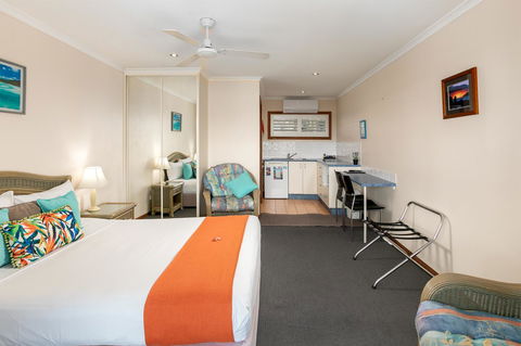 Sunlit Waters Studio Apartments - Kawana Tourism 14