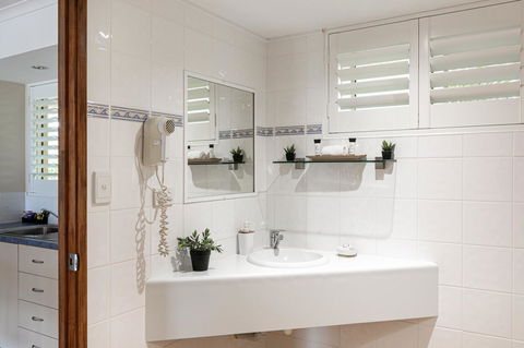 Sunlit Waters Studio Apartments - Kawana Tourism 26