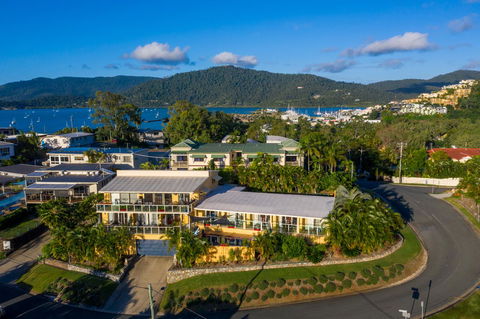 Sunlit Waters Studio Apartments - Kawana Tourism 6