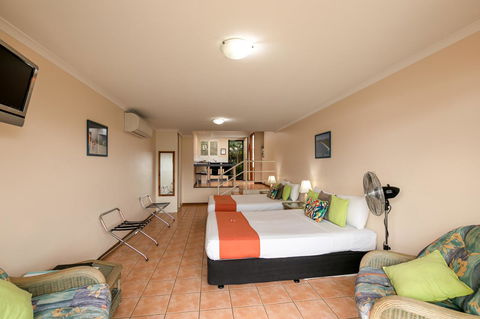Sunlit Waters Studio Apartments - Kawana Tourism 30