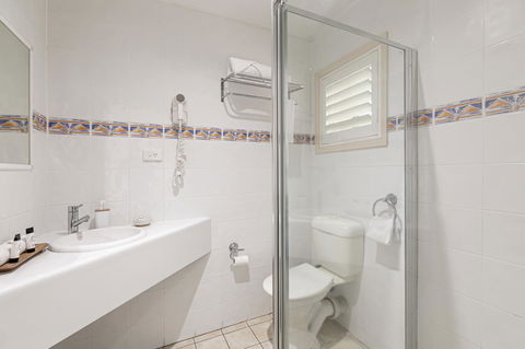Sunlit Waters Studio Apartments - Kawana Tourism 20