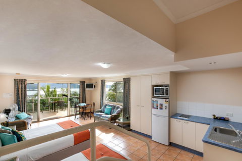 Sunlit Waters Studio Apartments - Kawana Tourism 38