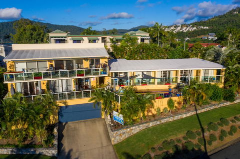 Sunlit Waters Studio Apartments - Kawana Tourism 7