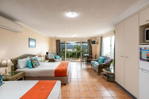 Sunlit Waters Studio Apartments - Kawana Tourism 39