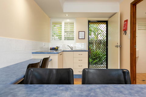 Sunlit Waters Studio Apartments - Kawana Tourism 28