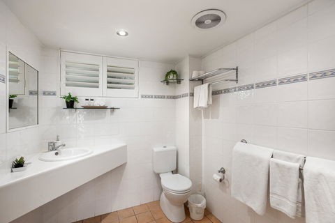 Sunlit Waters Studio Apartments - Kawana Tourism 36