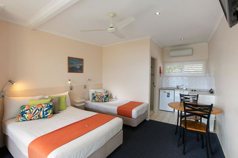 Sunlit Waters Studio Apartments - Kawana Tourism 21