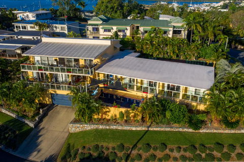 Sunlit Waters Studio Apartments - Kawana Tourism 8