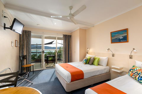 Sunlit Waters Studio Apartments - Kawana Tourism 19
