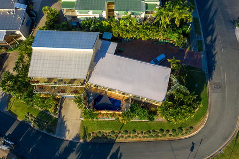 Sunlit Waters Studio Apartments - Kawana Tourism 5
