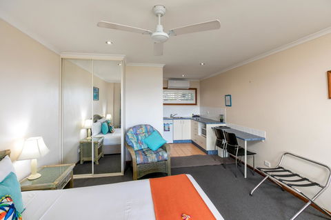 Sunlit Waters Studio Apartments - Kawana Tourism 13