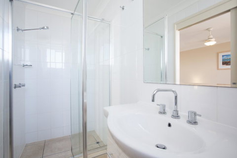 Headland Tropicana Resort - Kawana Tourism 41