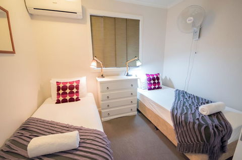 Airlie Apartments - Kawana Tourism 13