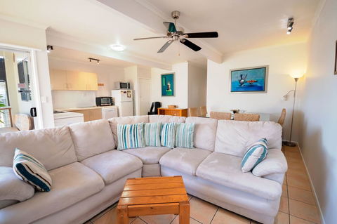 Airlie Apartments - Kawana Tourism 10