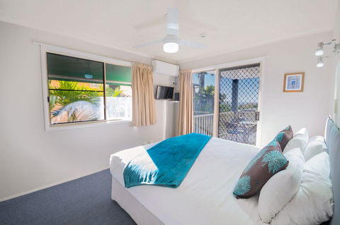 Airlie Apartments - Kawana Tourism 0
