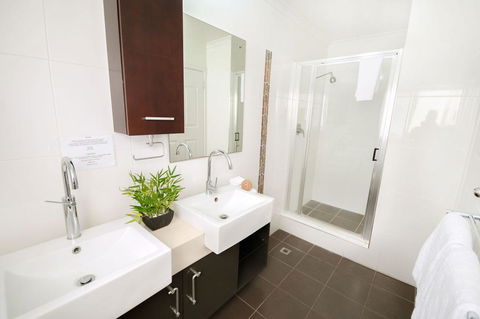 Airlie Apartments - Kawana Tourism 17