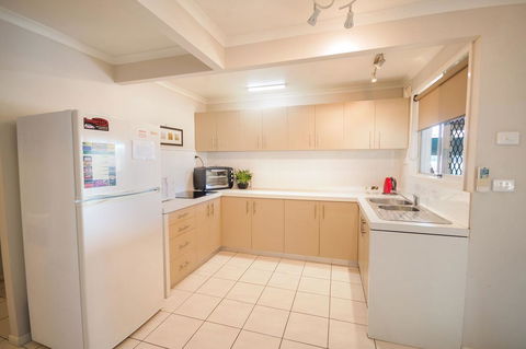 Airlie Apartments - Kawana Tourism 6