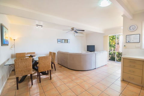 Airlie Apartments - Kawana Tourism 11